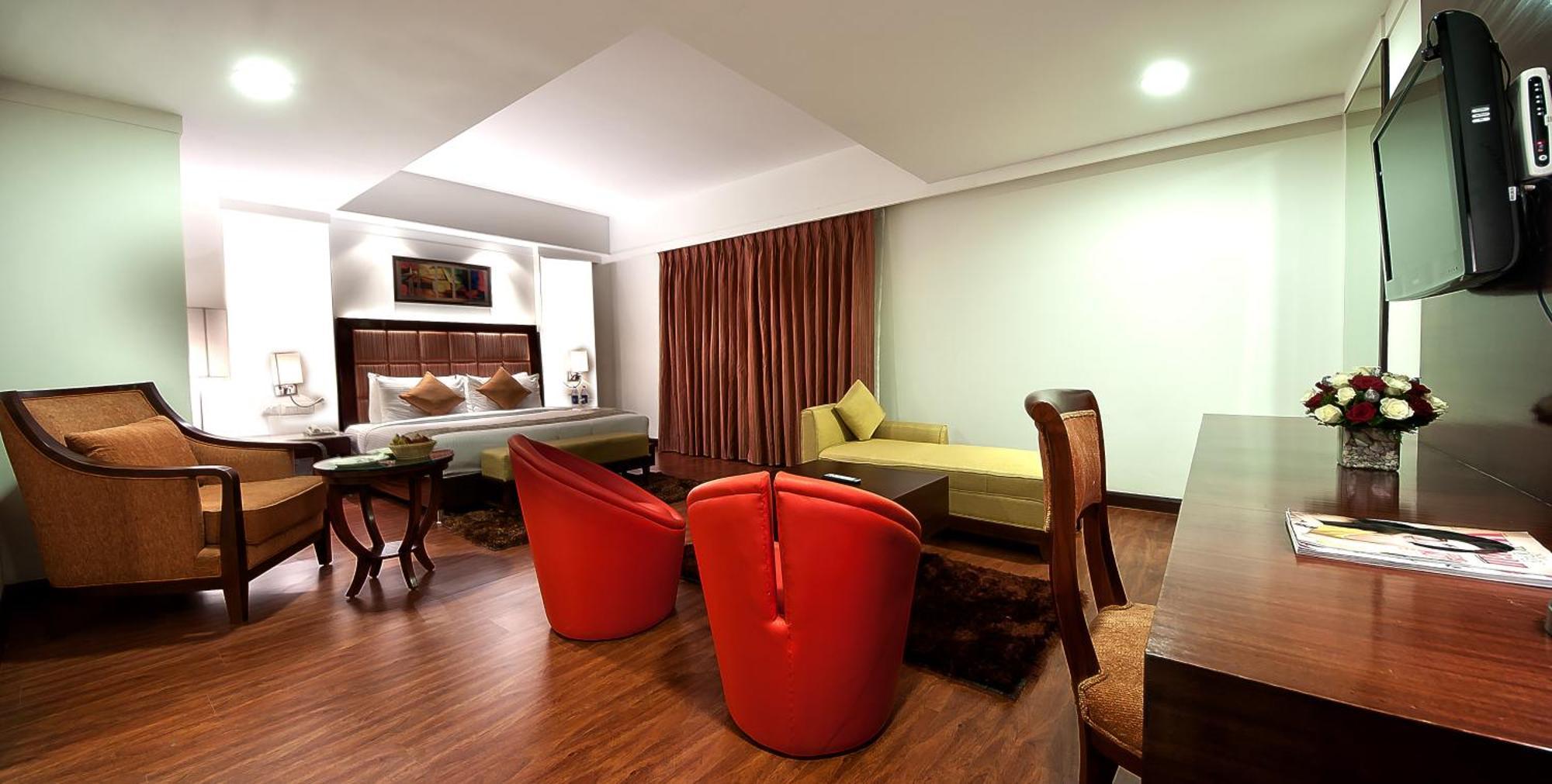 The Golden Plaza Hotel Panchkula Exterior photo
