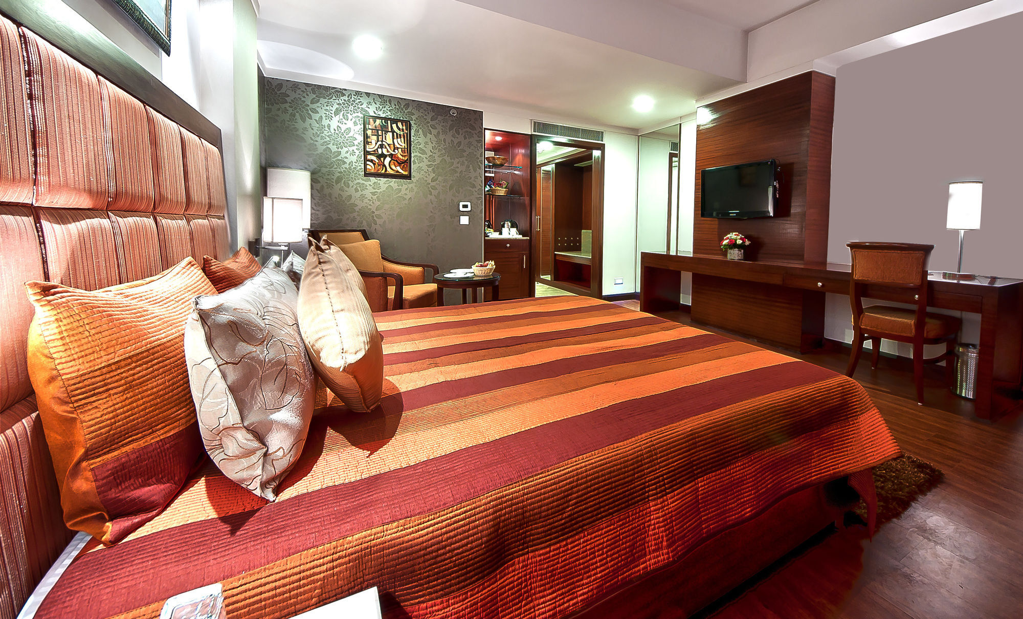 The Golden Plaza Hotel Panchkula Exterior photo
